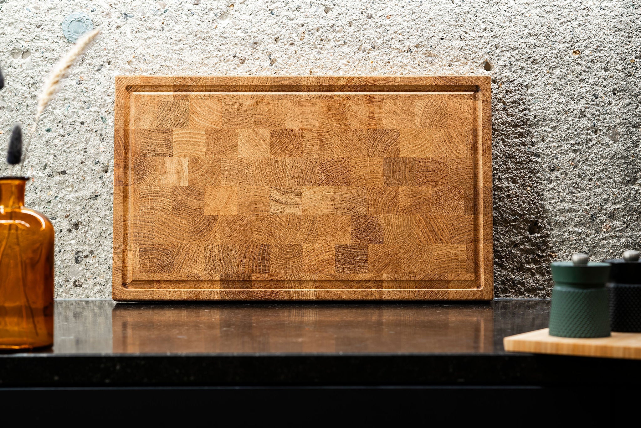 Handgefertigtes Premium-Hirnholz-Schneidebrett aus FSC-zertifiziertem Hartholz mit natürlicher Holzmaserung von Chiemgauer Schneidebretter.
