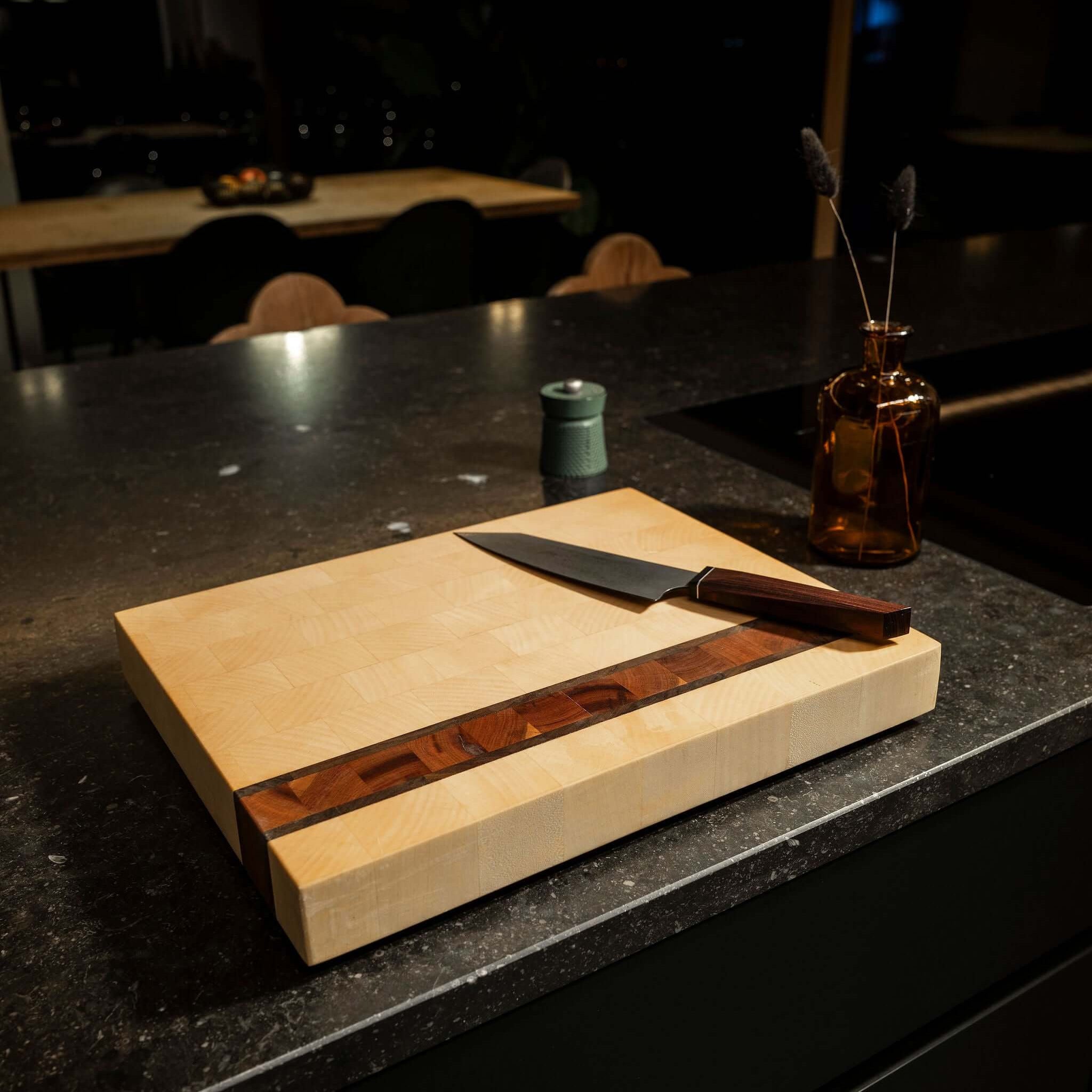 Planche à découper en bois de bout à bandes d'érable avec prune et noyer