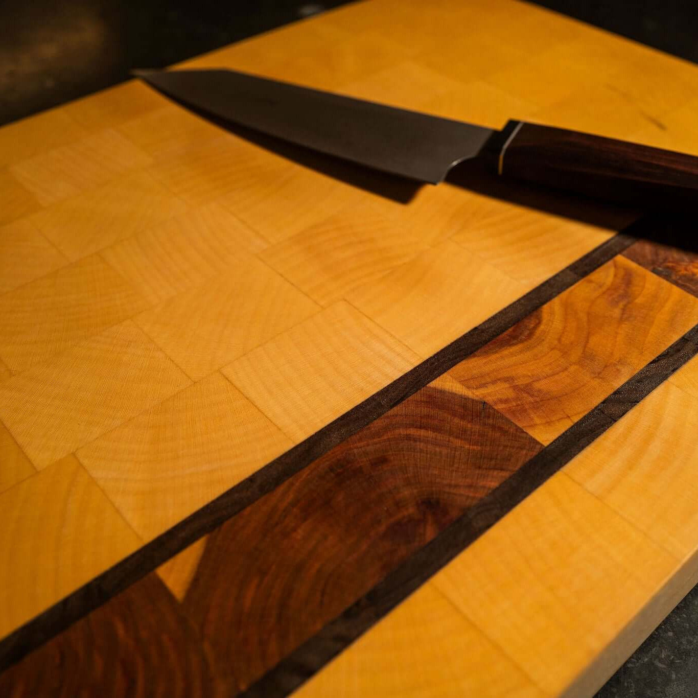 Planche à découper en bois de bout à bandes d'érable avec prune et noyer