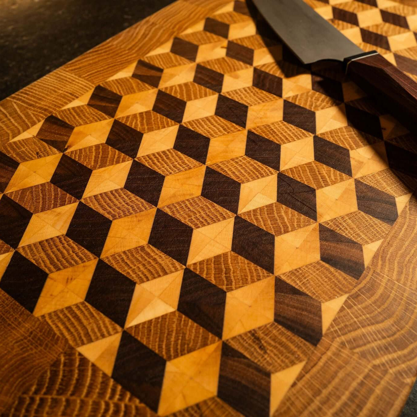 3D Würfel Stirnholzschneidebrett mit Eichen Rand