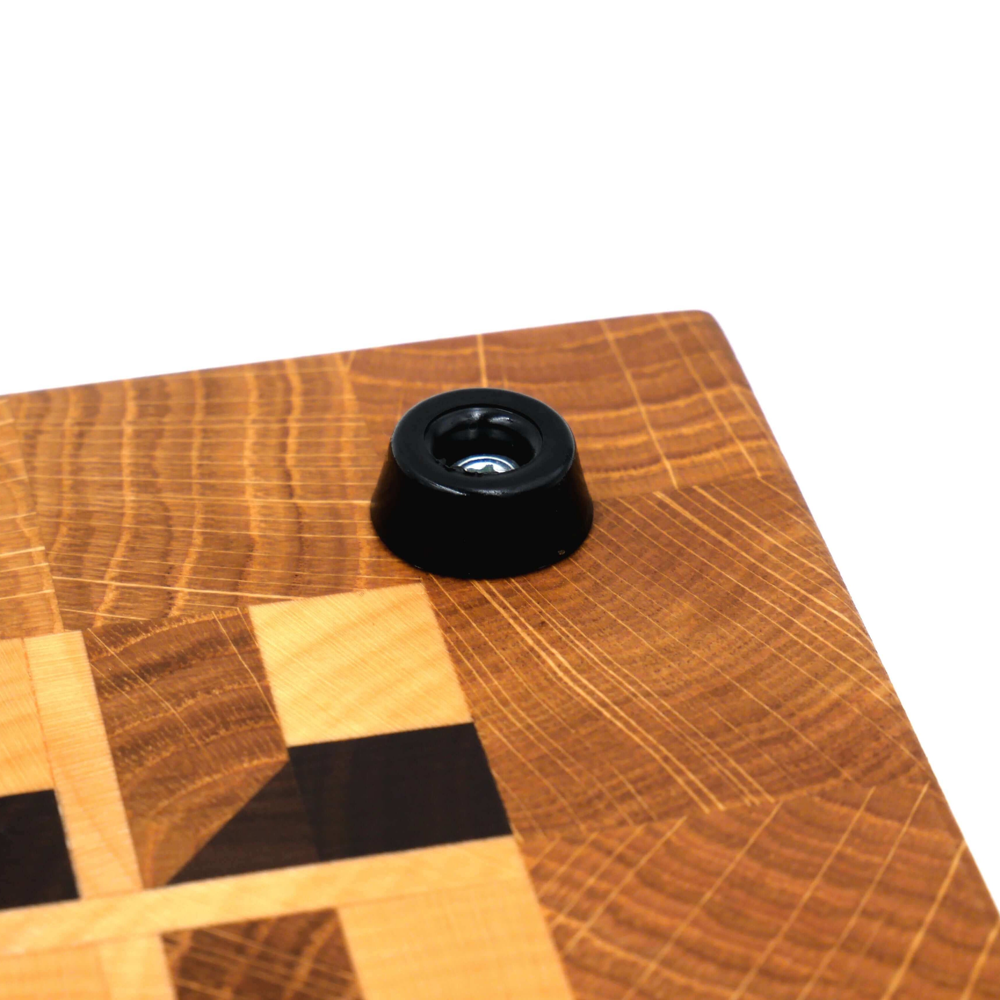 Unikat 3D Schneidebrett aus Eiche, Ahorn und Nussbaum mit schwarzem Gummifuß für Stabilität von Chiemgauer Schneidebretter